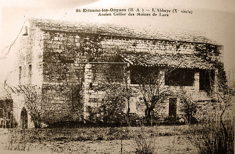 Fichier:Abadié de Saint-Étienne-les-Orgues ancien cellier de l'abbaye de Lure.jpg