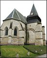 Vue de l'abside et du clocher montrant les baies murées de l'élément de transept disparu