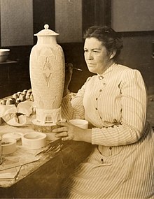 Adelaide Robineau al lavoro sul vaso scarabeo (ritagliato).jpg