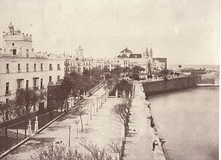 Iglesia del Carmen al fondo