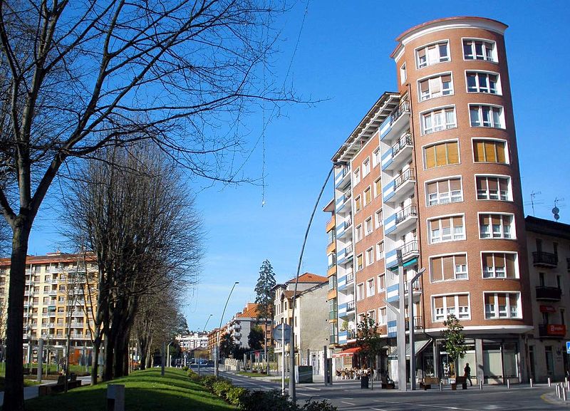 File:Amorebieta-Echano - Calle de San Pedro 2.jpg