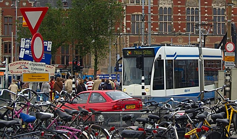 File:Amsterdam Centraal crowd.jpg