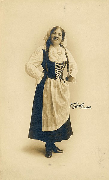 File:Anna Pfeil, stage singer (SAYRE 7209).jpg