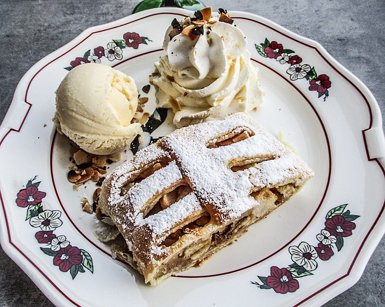 File:Apfelstrudel glace et crème fouettée.jpg