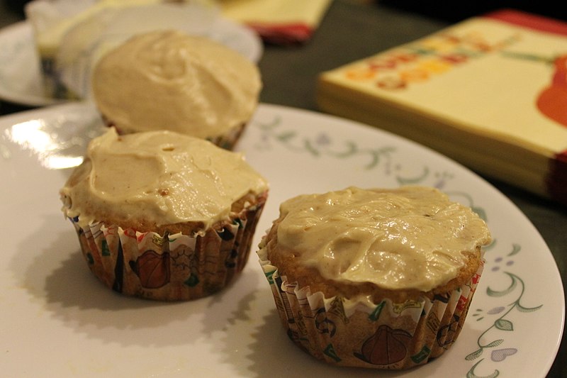 File:Applesauce cupcakes with icing.jpg