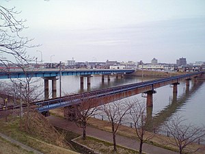 有明大橋（手前上流側はJR越後線鉄道橋）