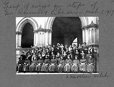 Army nurses on General Assembly Library steps