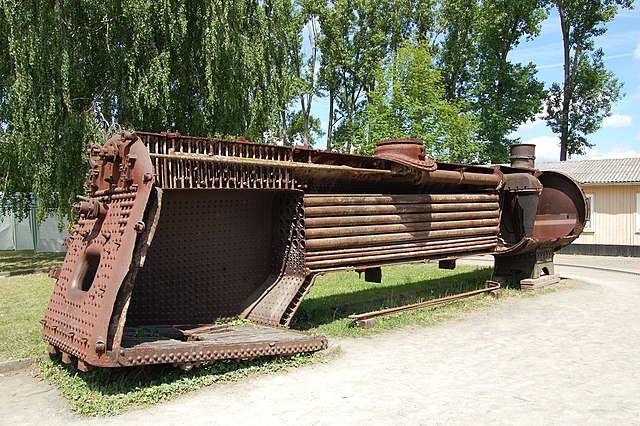 Sectioned fire-tube boiler from a DRB Class 50 locomotive. Hot flue gases created in the firebox (on the left) pass through the tubes in the centre cy