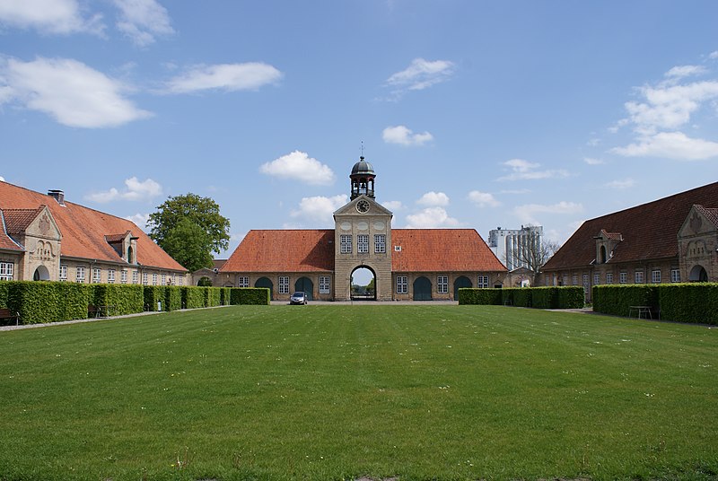 File:Augustenborg Torhaus.JPG