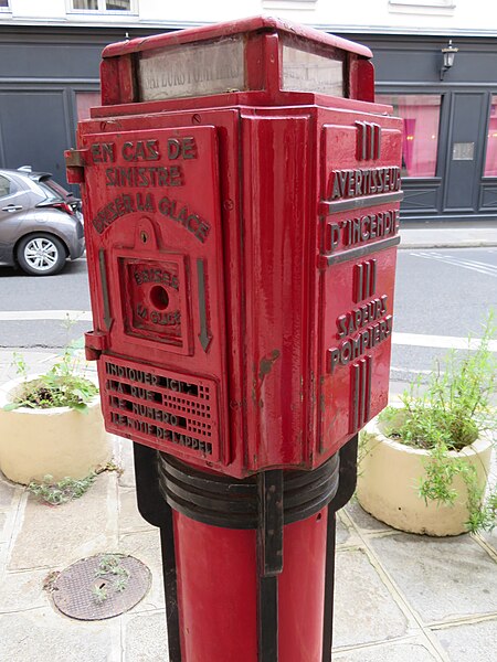 File:Avertisseur d'incendie rue Sévigné à Paris.jpg