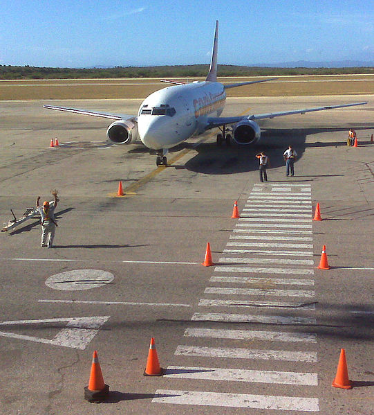 File:Avion CONVIASA Venezuela aparcando.jpg