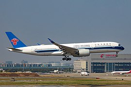 南航空中客车A350-900即将降落在上海虹桥国际机场