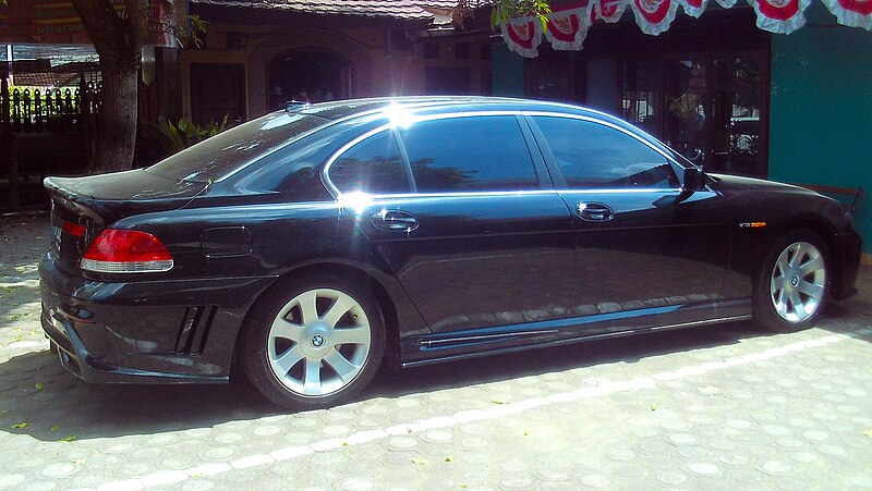 File:BMW E66 parked in Kedai Ombay - Jambi City, JA.jpg