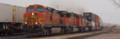 קטר GE Dash 9-44CW 4464 מוביל רכבת משא דרך ווינסלו, אריזונה בגשם ב-BNSF Southern Transcon בצפון אריזונה.