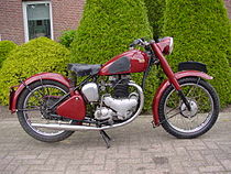 BSA A7 (500 cc) uit 1948. Deze motorfiets stond model voor de Japanse Meguro