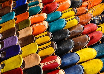 Babouches dans une boutique de Marrakech. (définition réelle 3 100 × 2 220)