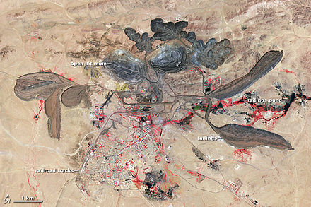 位於包頭白雲鄂博礦區的假色衛星相片，2006年