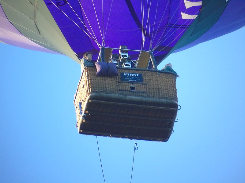 File:Balloon 1.002 - Wick (Gloucestershire).jpg