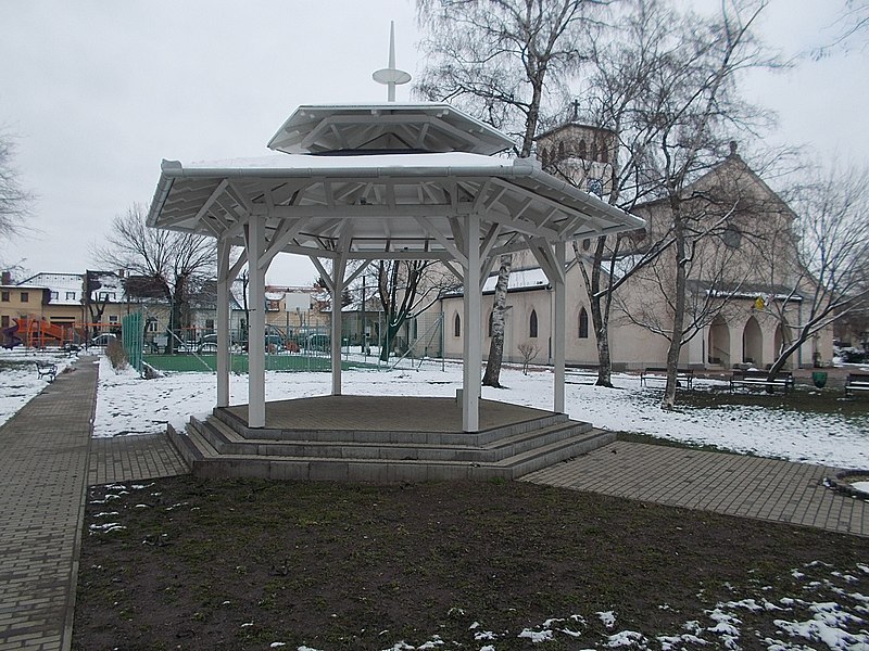 File:Bandstand and church, Pestújhelyi tér, 2018 Pestújhely.jpg