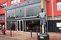 Vor dem Stadion steht die Statue von Torhüter und Vereinslegende Sam Bartram. Er bestritt von 1934 bis 1956 insgesamt 623 Spiele für die Red Robins (2018).