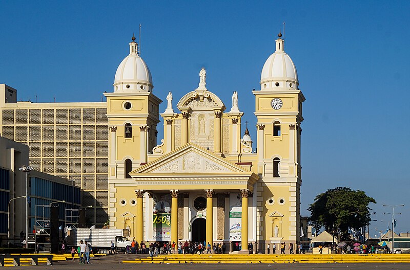 File:Basílica de Nuestra Señora de la Chiquinquira.jpg