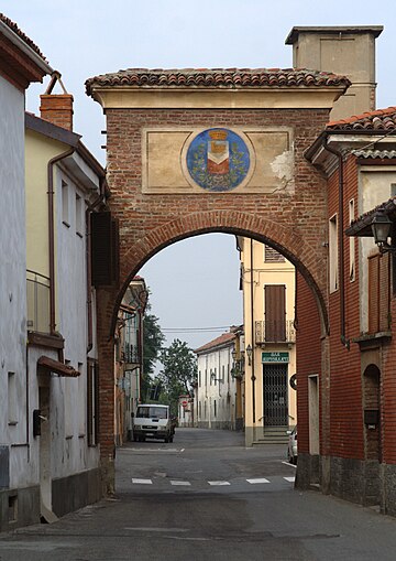 File:Bassignana Porta diingresso con stemma.jpg