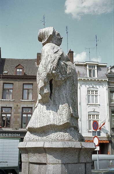 File:Beeldje op markt - Maastricht - 20363483 - RCE.jpg