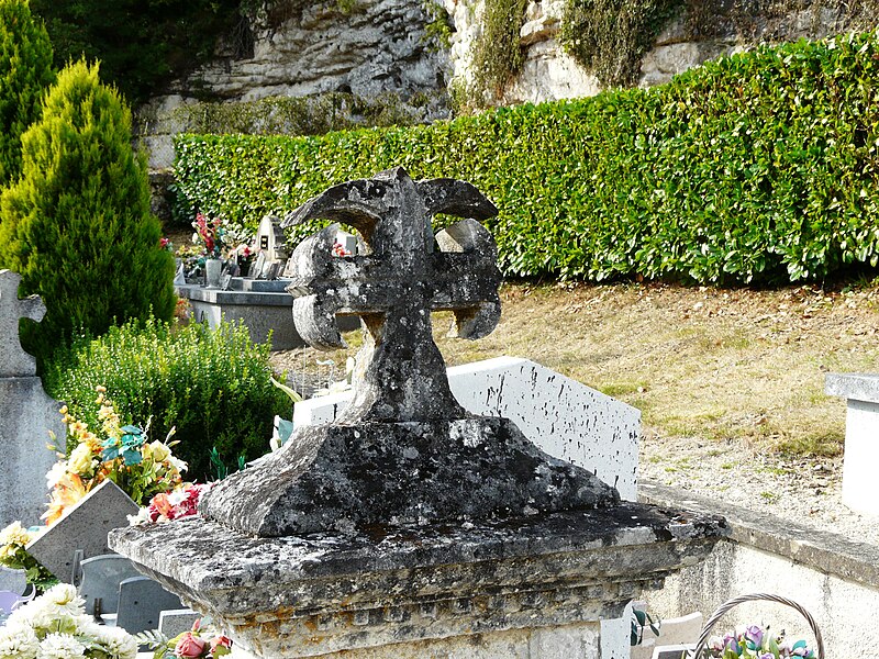 File:Belaygue cimetière croix (1).JPG