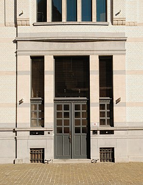 La porte d'entrée et ses hautes impostes.