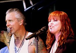 Pat Benatar durante un concerto del 2009 insieme con il suo chitarrista e marito Neil Giraldo.