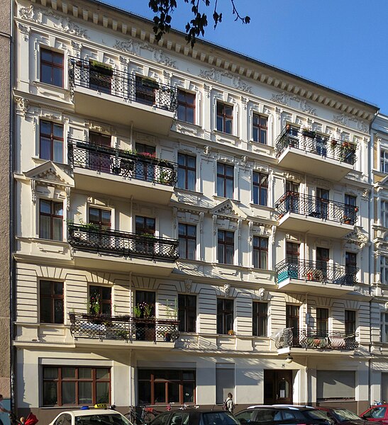 File:Berlin, Kreuzberg, Muskauer Strasse 36, Mietshaus.jpg