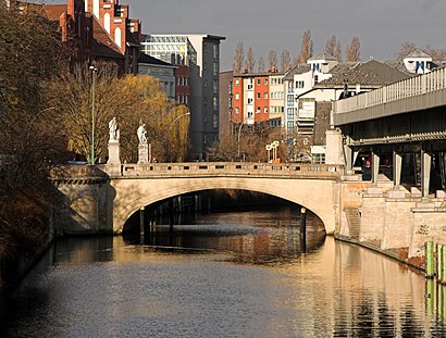 So kommt man zu der Hallesche-Tor-Brücke mit den Öffentlichen - Mehr zum Ort Hier