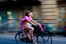 Twee vrouwen op de fiets