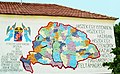 La Grande Hongrie sur un mur d’un village en Hongrie (sa silhouette foisonne aussi sous forme d’autocollants, porte-clefs, drapeaux, napperons, écharpes…) : à droite le texte dit « Je crois en un seul Dieu, je crois en une seule patrie. Je crois en une seule justice divine éternelle. Je crois en la résurrection de la Hongrie ».