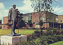 Statue des Ehrenbürgers Bismarck vor der ehemaligen Stadthalle