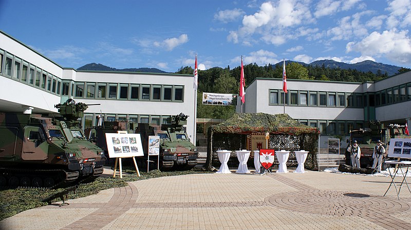 File:Bludesch-Walgaukaserne-Haegglunds BvS10-press conference-03ASD.jpg