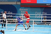 Deutsch: Boxen bei den Olympischen Jugendspielen 2018 Tag 12, 18. Oktober 2018 - Kampf um Bronze im Leichten Schwergewicht Jungen – Karol Itauma (Großbritannien, blau) schlägt Ruslan Kolesnikov (Russland, rot) 4-1; Ringrichter ist Alejandro Barrientos (Kuba). English: Boxing at the 2018 Summer Youth Olympics on 18 October 2018 – Gold Medail Match light heavyweight Boys - Karol Itauma (Great Britain, blue) beats Ruslan Kolesnikov (Russia, red) 4-1; Referee is Alejandro Barrientos (Cuba). Español: Boxeo en los Juegos Olímpicos Juveniles de Verano de 2018 en 18 de octubre de 2018 - Medalla de oro de los hombres de peso pesado ligero: Karol Itauma (Gran Bretaña, azul) vence a Ruslan Kolesnikov (Rusia, rojo) 4-1; El árbitro es Alejandro Barrientos (Cuba).