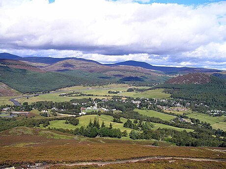 File:Braemar from morrone 01SEP06.jpg