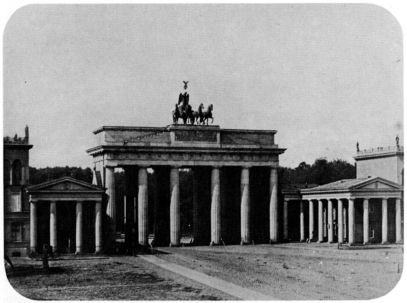 Die älteste Fotoaufnahme des Brandenburger Tors mit Quadriga (vermutlich)  aus dem Jahr 1855: Leopold Ahrendts, Public domain, via Wikimedia Commons