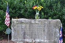 Common grave memorial stone on the Brandywine battlefield in the graveyard of Birmingham Friends Meetinghouse in Birmingham Township Brandywine battlefield grave Birmingham Meeting.jpg