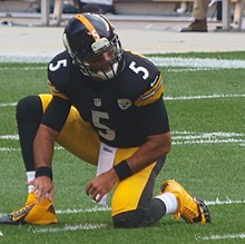 Pittsburgh Steelers backup quarterback Bruce Gradkowski acting as the ball holder for a kick. Bruce Gradkowski 2013.jpg