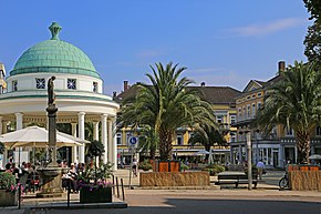 Brunnenplatz con Brunnenhaus, Bad Pyrmont.jpg