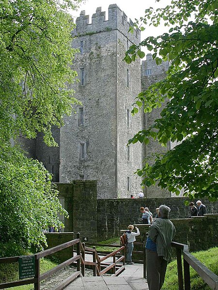 File:Bunraaty Castle, Ireland.jpg