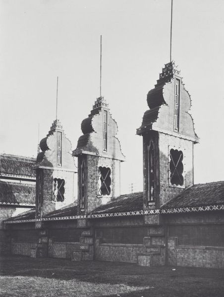 File:COLLECTIE TROPENMUSEUM Paviljoen bij de hoofdingang van de Pasar Gambir op het Koningsplein in Batavia TMnr 60041499.jpg