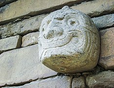 Cabeza clava empotrada en uno de los muros del templo de Chavín de Huántar.