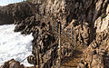 Passage délicat sur le sentier du littoral.