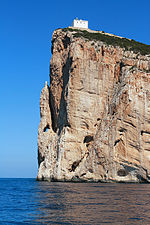 Fotografia da extremidade do Cabo Caccia encimada pelo seu farol