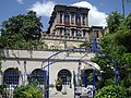 La Casamaures : Vue de l'orangerie et du parvis.