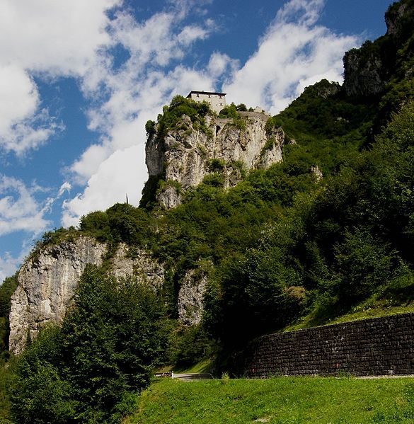 File:Castello San Giovanni 100 0218.jpg