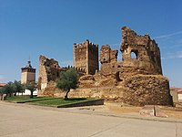 Castillo de Laguna de Negrillos2.jpg